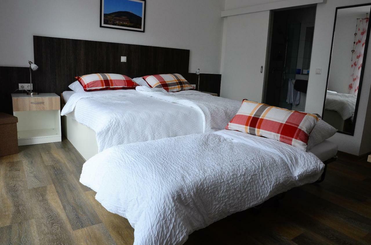 Gaestehaus Am Hochsimmer Ettringen  ภายนอก รูปภาพ